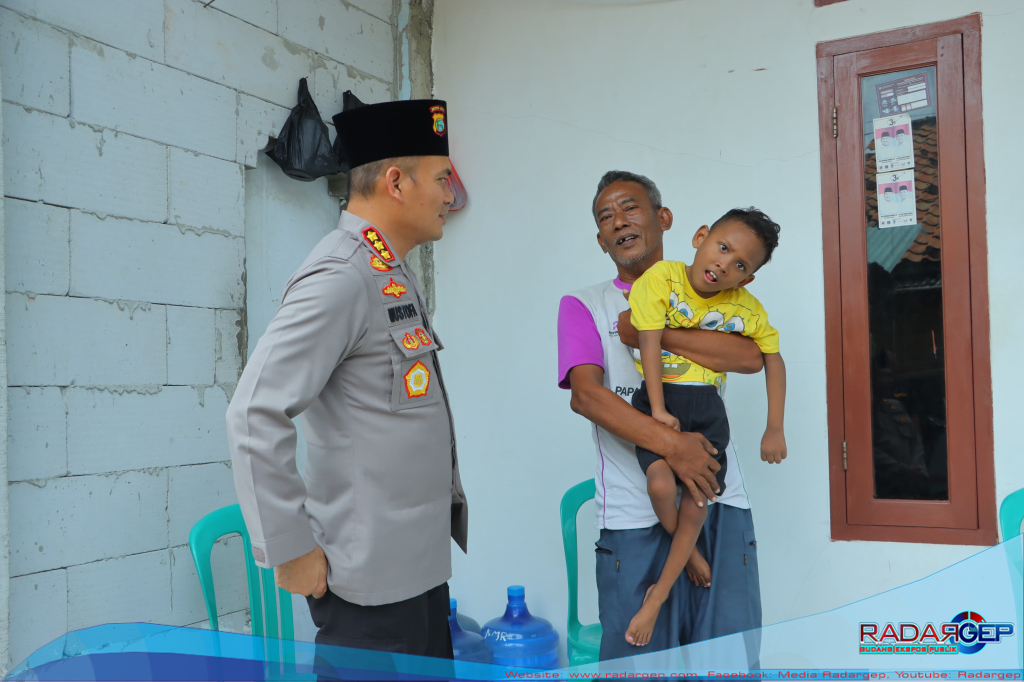 Polisi Beri Bantuan Kursi Roda untuk Penderita Celebral Palsy-Lansia di Bekasi dan Karawang